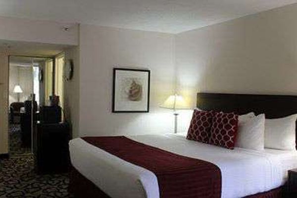 PARAMOUNT PLAZA HOTEL AND SUITES (Gainesville)
